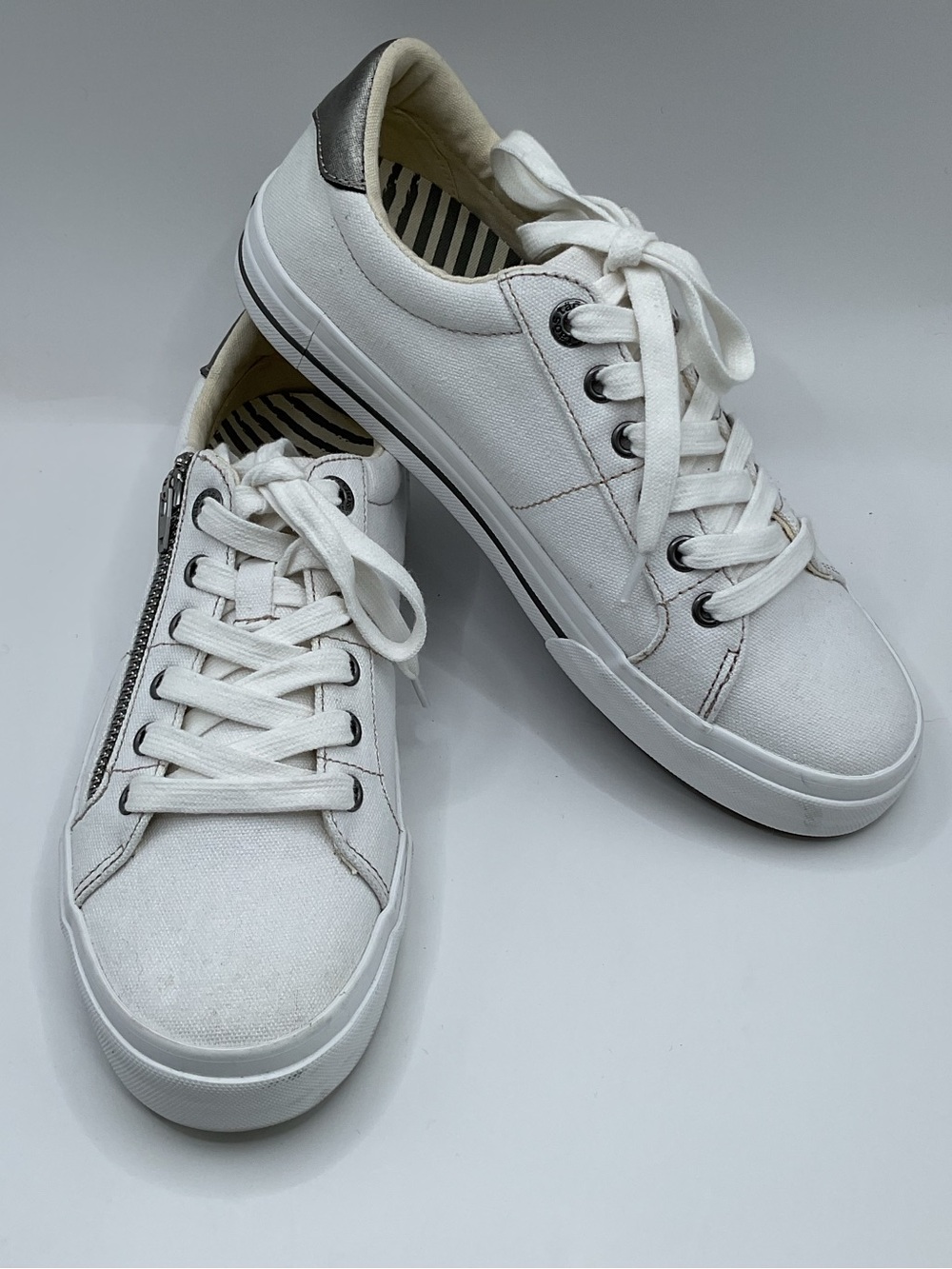 Taos Z-Soul White Canvas Sneaker Comfort